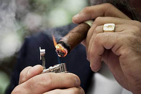 Hướng dẫn cách châm lửa cho điếu xì gà đúng chuẩn